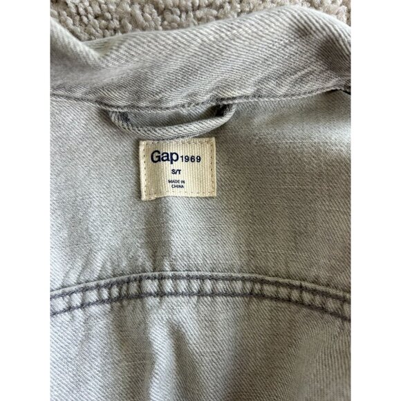 GAP Women’s Gray Denim Jacket Size Small - Picture 3 of 3
